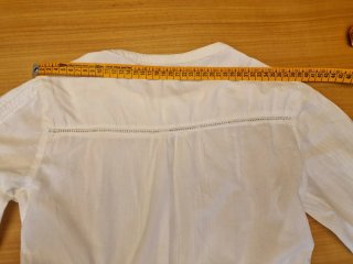 Blusa blanca de manga larga con volantes niña