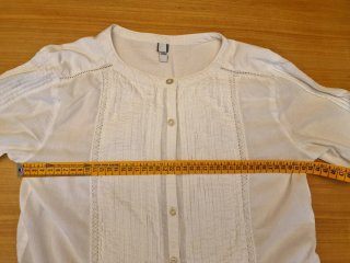 Blusa blanca de manga larga con volantes niña