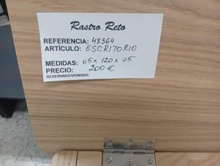 Escritorio de madera con tapa abatible