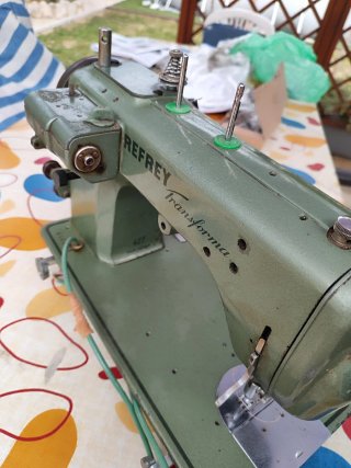 Máquina de coser Refrey Transforma 427