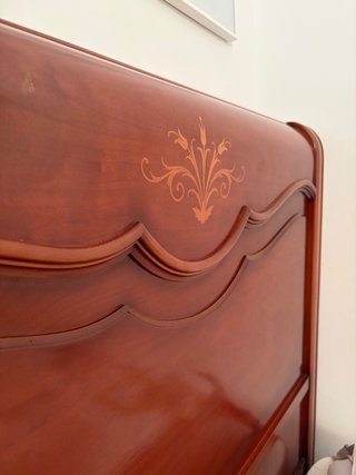 Cama individual de madera.