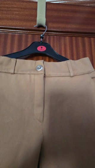 Pantalón beige con botones