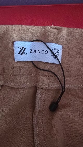 Pantalón beige con botones