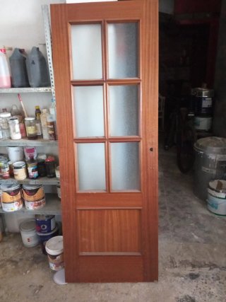 Puerta de madera con cristales