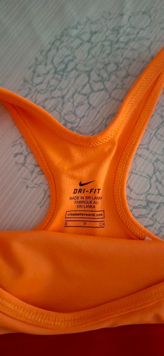 Top deportivo Nike naranja y rojo