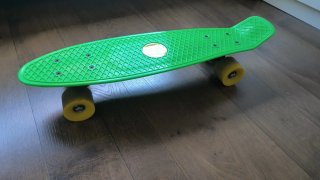 Skate verde con ruedas amarillas