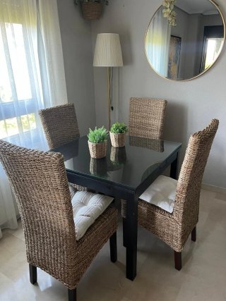 Mesa de comedor con 4 sillas (se venden separados)