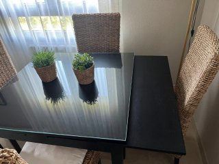 Mesa de comedor con 4 sillas (se venden separados)