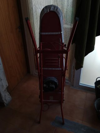 Mesa de planchar roja