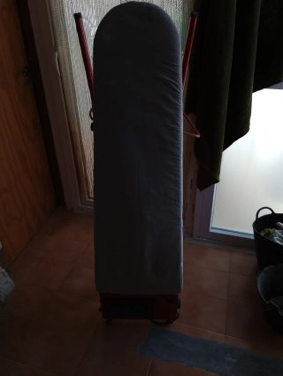 Mesa de planchar roja