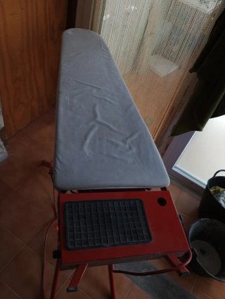Mesa de planchar roja