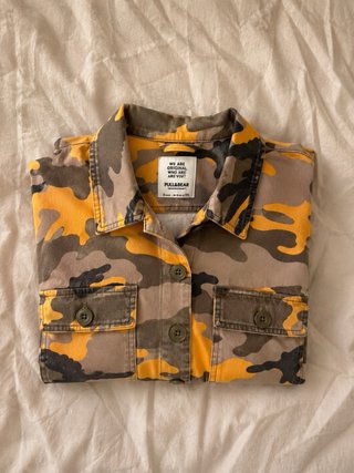 Chaqueta crop estampado militar
