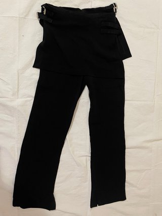 Pantalón negro con sobre falda y hebillas