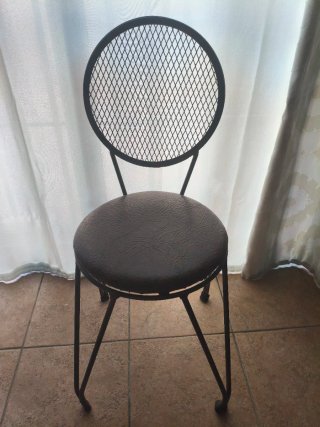 Silla de forja negra y marrón