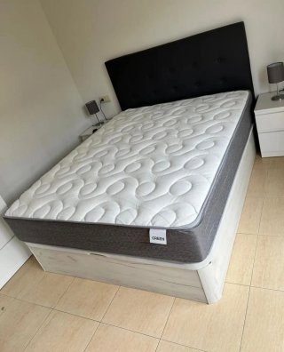 Letto a scomparsa in legno con materassi