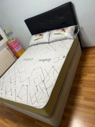 Letto a scomparsa in legno con materassi