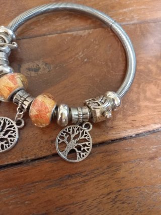Pulsera plateada con colgantes árbol de la vida