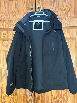 Chaqueta Negra con Capucha