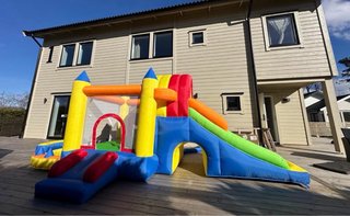 Castillo hinchable con tobogán
