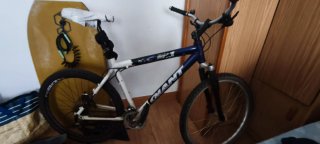 Bicicleta Giant XC andando perfecta