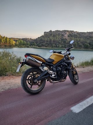 Triumph Street Triple Negra y Amarilla