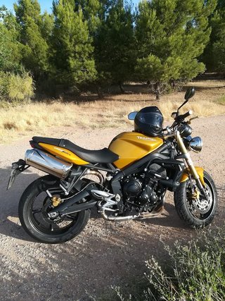Triumph Street Triple Negra y Amarilla