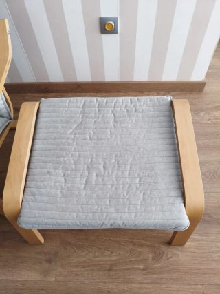 Poang. Sillón y reposapiés IKEA clásico