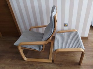 Poang. Sillón y reposapiés IKEA clásico