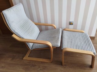 Poang. Sillón y reposapiés IKEA clásico