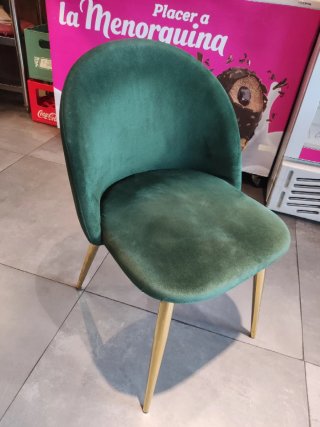 Sillas de terciopelo verde con patas doradas