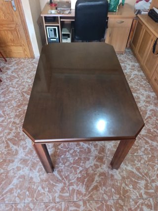 Mesa de comedor de madera