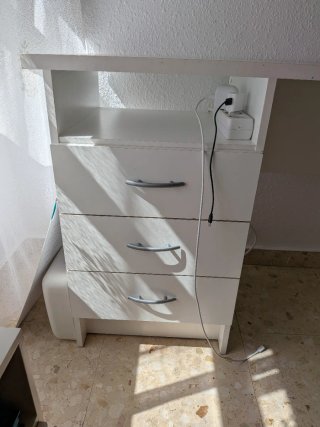 Escritorio blanco con cajones