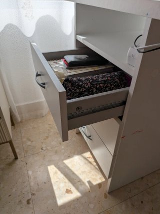 Escritorio blanco con cajones