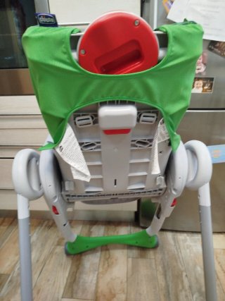 Trona bebé con divertido diseño de cocodrilo.