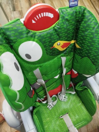 Trona bebé con divertido diseño de cocodrilo.