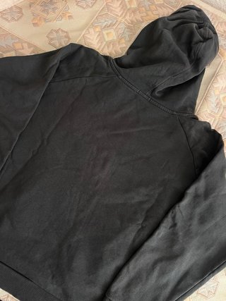 Sudadera gris con capucha y detalle hoja rosa