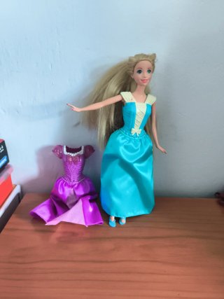 Muñeca Barbie con vestido azul