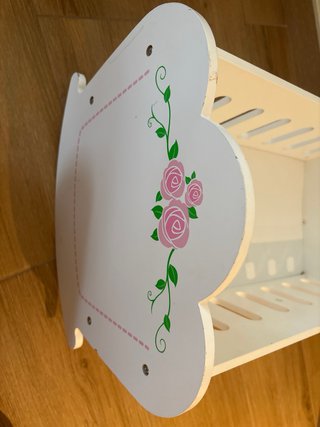 Cuna de muñeca blanca con flores