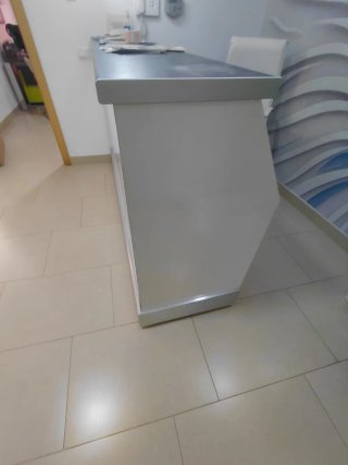 Mostrador de recepción blanco y negro
