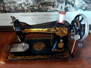 Máquina de coser antigua de madera y metal