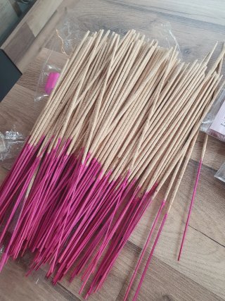 Inciensos de madera color rosa