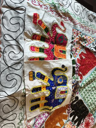 Cubre cama o mesa con diseño de elefantes