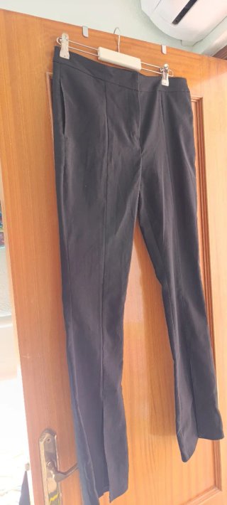 Pantalones negros acampanados con aberturas