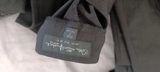 Pantalones negros acampanados con aberturas