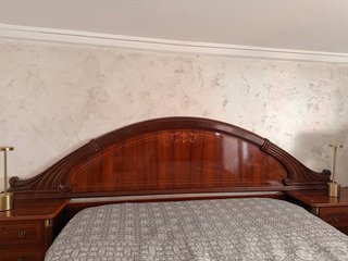 Cama de madera con detalles dorados Sin colchón