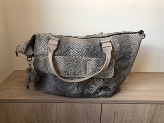 Bolso Kipling Gris Estampado Serpiente