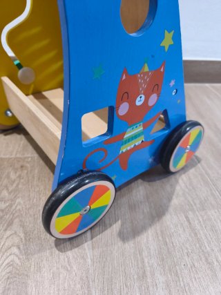 Correpasillos de madera con actividades