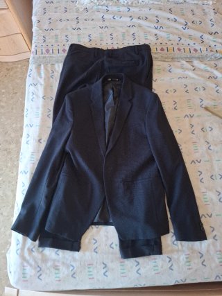 Conjunto traje de hombre azul marino.