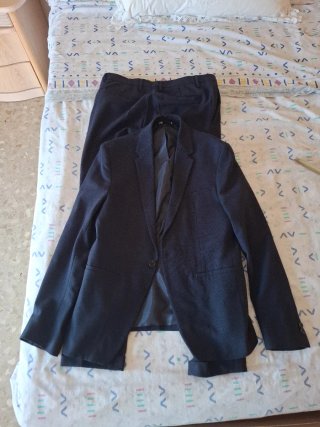 Conjunto traje de hombre azul marino.