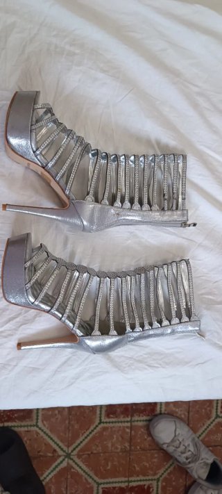 Zapatos de tacón plateados